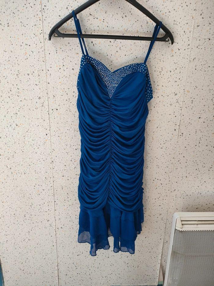 Robe de soirée moulante bleu klein avec strass - photo numéro 1