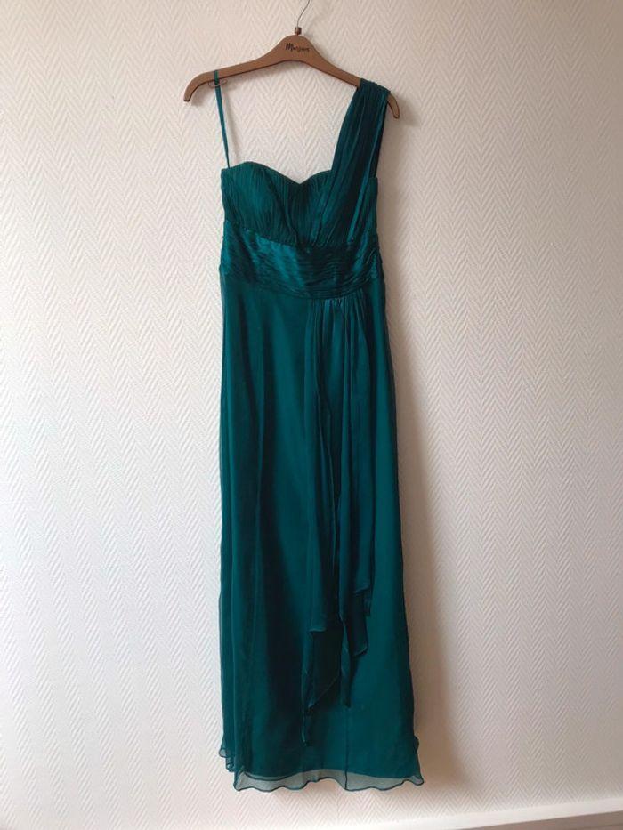 Superbe robe du soir en drapée de soie vert émeraude | prix boutique Dubaï Mall 369$ - photo numéro 5