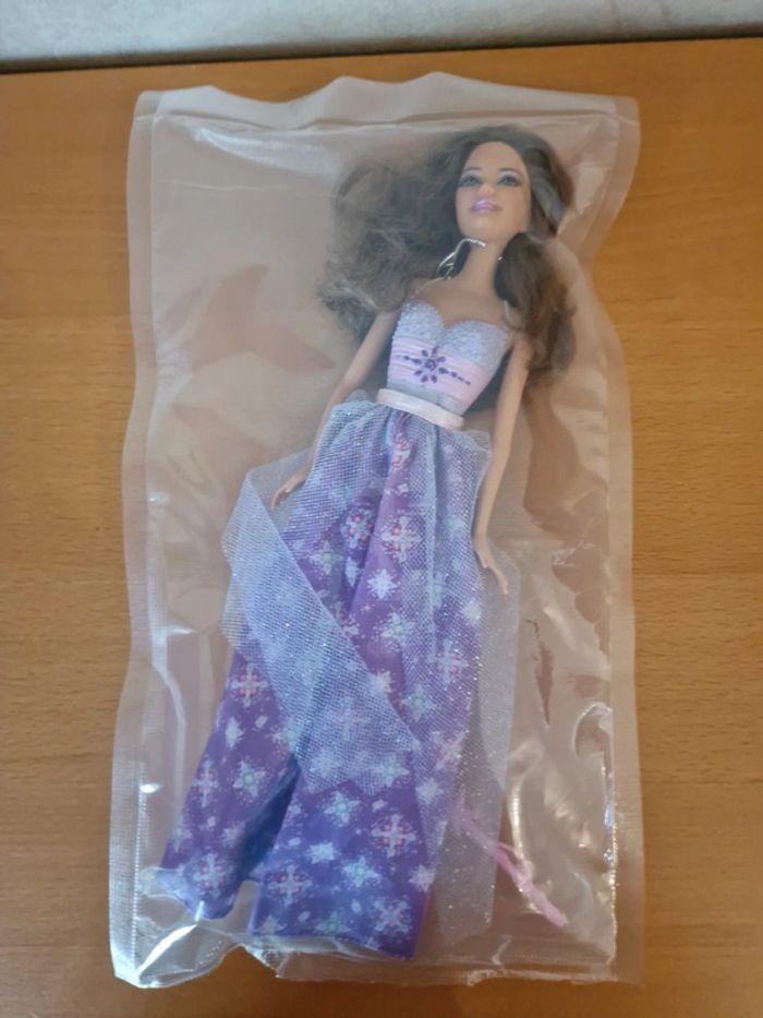 Poupée Barbie princesse scintillante Mattel en TBE support non inclus - photo numéro 3