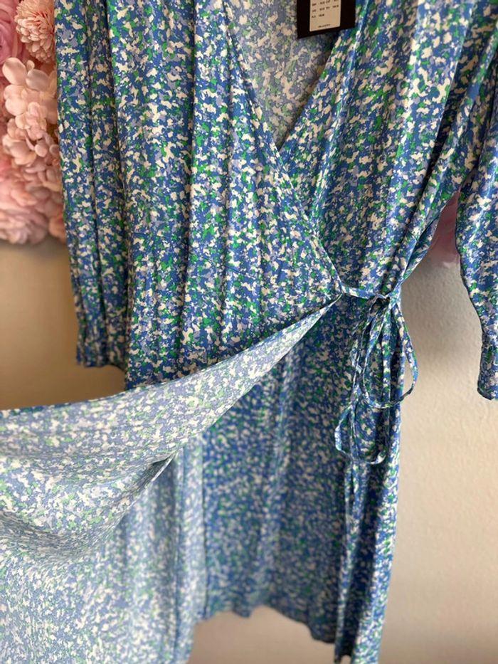 Robe bleue portefeuille à motifs fleuris taille L, neuve, Pièces - photo numéro 5