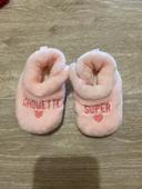 Chaussons bébé rose moumoute