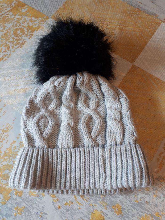 Bonnet gris clair avec pompon marque Primark