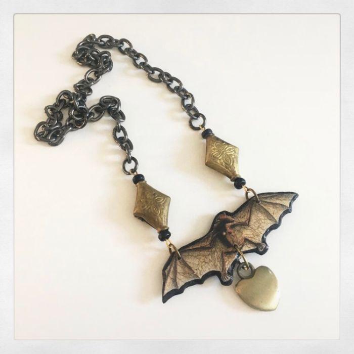 Collier chauve souris - photo numéro 1