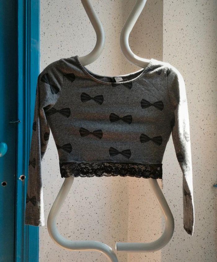 Croc top manches longues gris et dentelle noire, motifs noeud - photo numéro 1