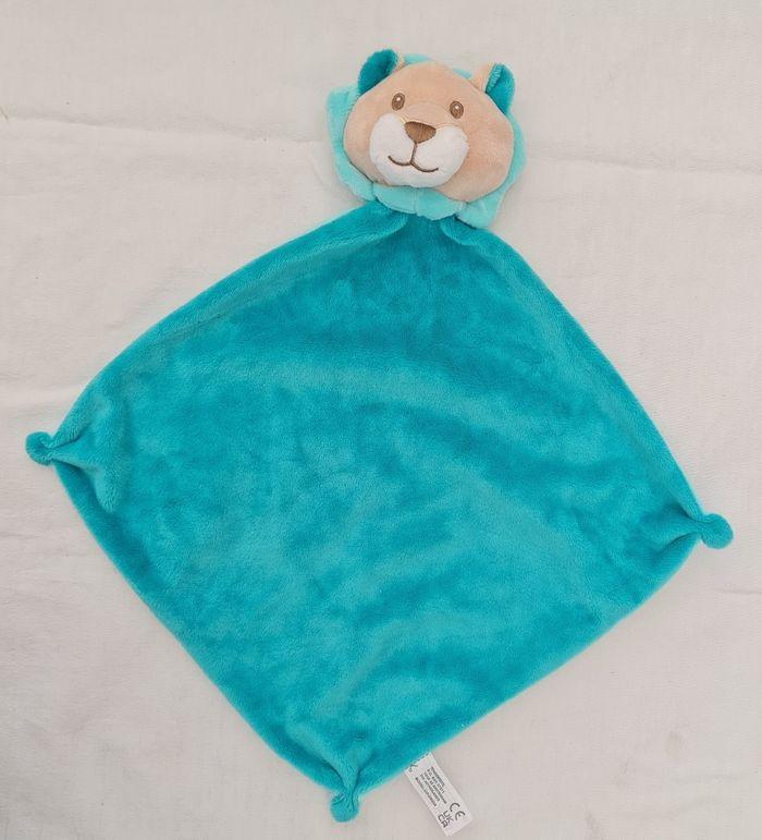 Doudou Lion grelot  plat losange vert et bleu - Tendertoys