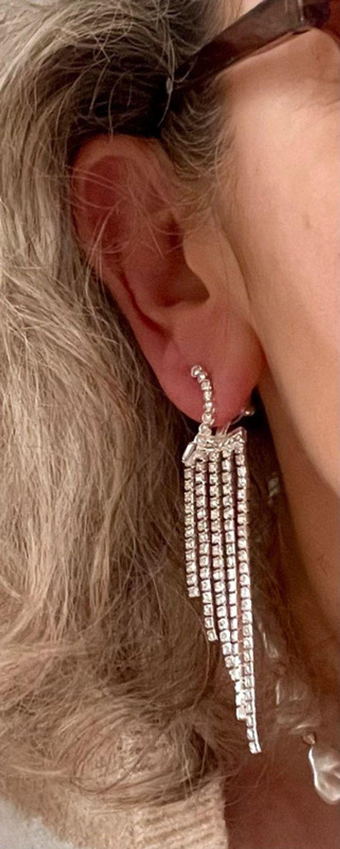 Jolies boucles d oreilles longues strass couleur argent neuve - photo numéro 8