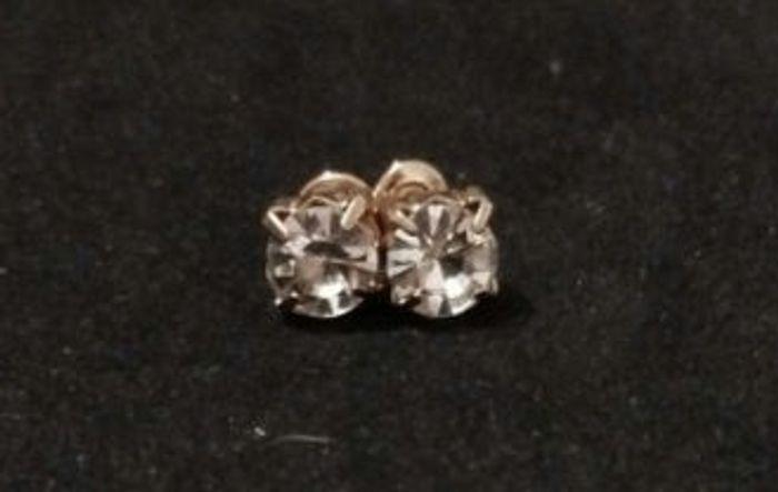 Boucles d'oreilles clous faux diamant