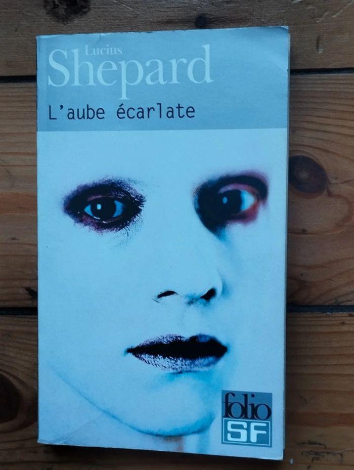 L'aube écarlate Lucius Shepard vampires - photo numéro 1