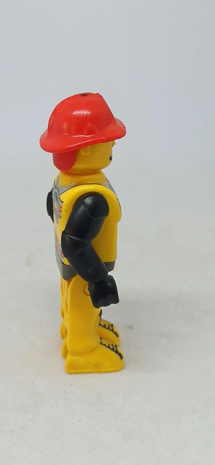 Homme pompier avec casque rouge lego - photo numéro 2