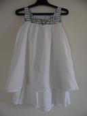 Jolie robe blanche, taille 6 ans.