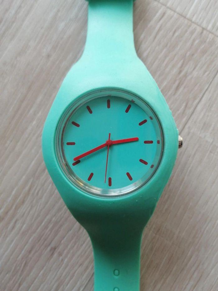 Montre silicone vert d'eau neuve - photo numéro 2