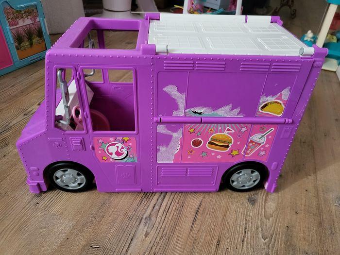 Food truck barbie En très bon état 
Vendu comme sur les photos 
Peu jouer avec - photo numéro 4