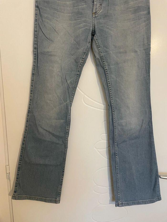 Jean bleu clair taille haute coupe flare bas évasé mustang taille W30 L32 soit taille 40 - photo numéro 3