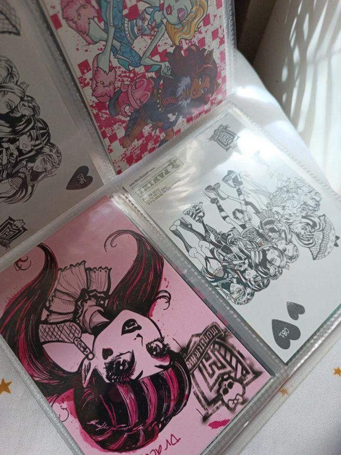 Lot Monster high album carte postale card panini 2012 bague ring mattel stylo plume noir black - photo numéro 10