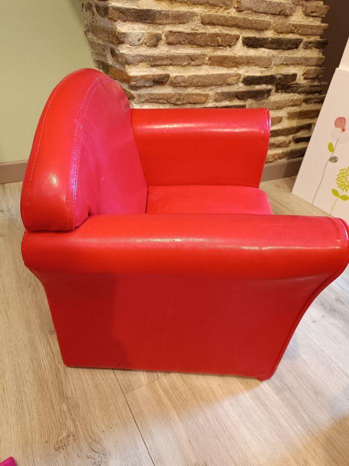 Très beau fauteuil rouge pour enfant simili cuir - photo numéro 2