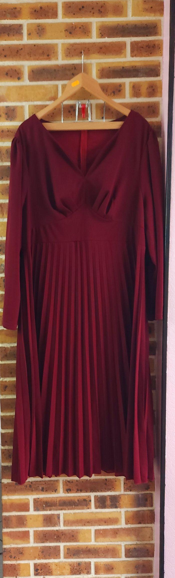 Robe longue plissée bordeaux Femme taille 54 marque Asos 🍬 - photo numéro 5