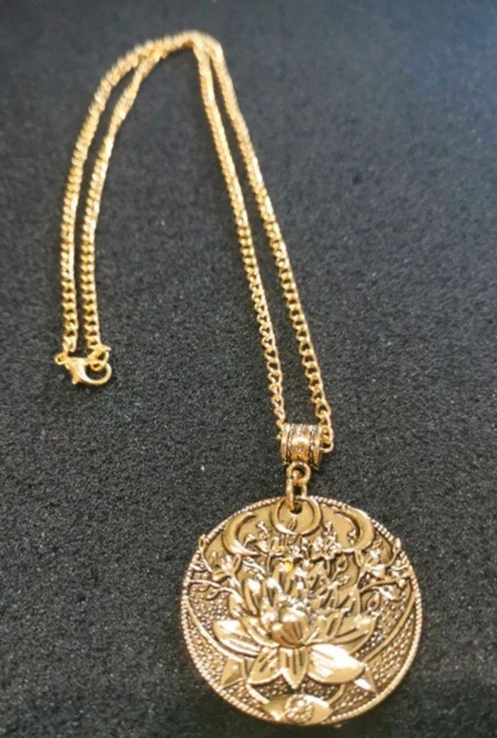 Collier et pendentif lotus en relief zen - photo numéro 2