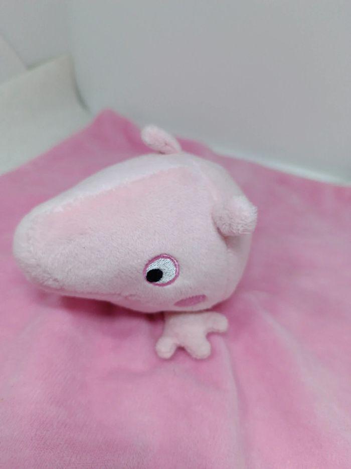 Peluche plush doudou mouchoir cochon Peppa pig plat bi matière tissu velours - photo numéro 4