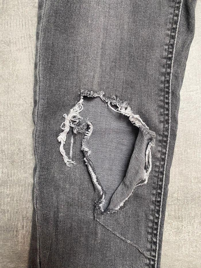 Jeans troué - photo numéro 3