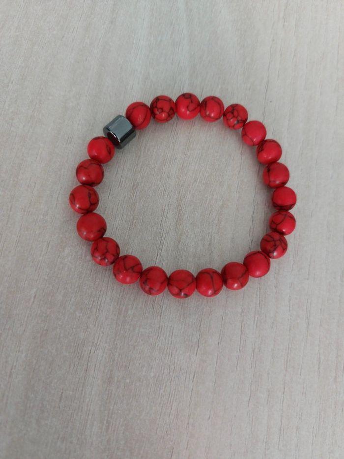 Bracelet perles rouges - photo numéro 1