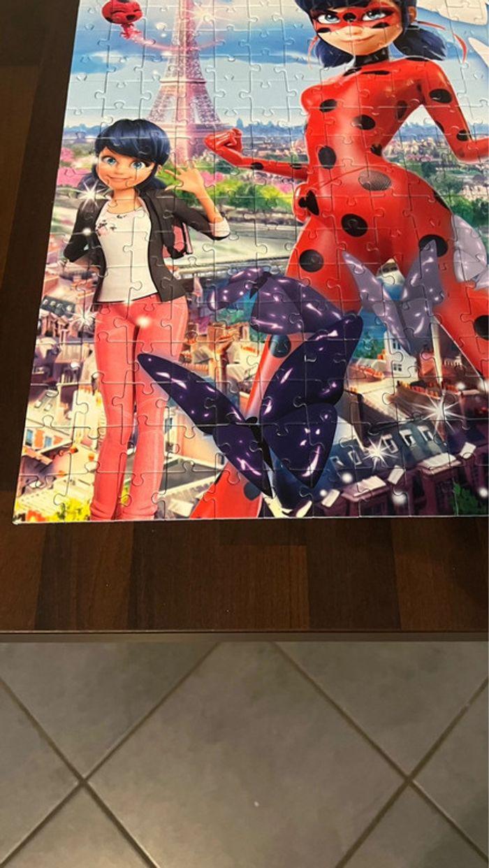 Puzzle Nathan 250 pièces  miraculous ladybug en parfait état , complet . 8 ans et + . - photo numéro 3