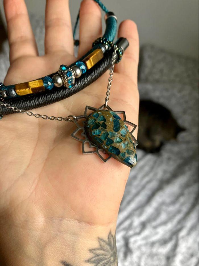 Collier torque ras de cou en macramé avec pierre d’Apatite cuivrée - photo numéro 2