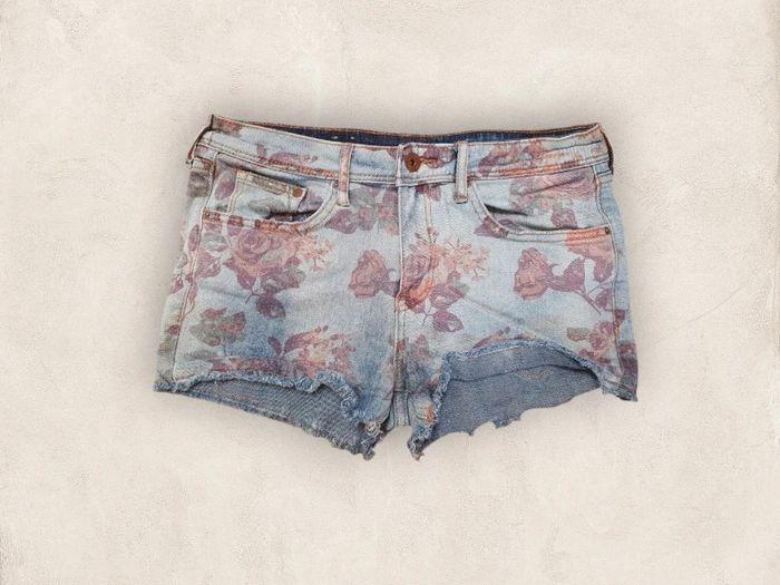 Mini short H&M en denim motif fleuri taille 36 femme - photo numéro 1