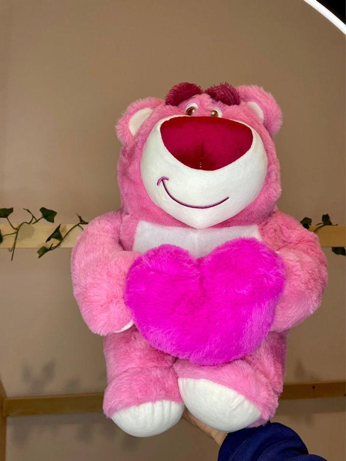 Peluche Toy Story Lotso avec un coeur - photo numéro 2