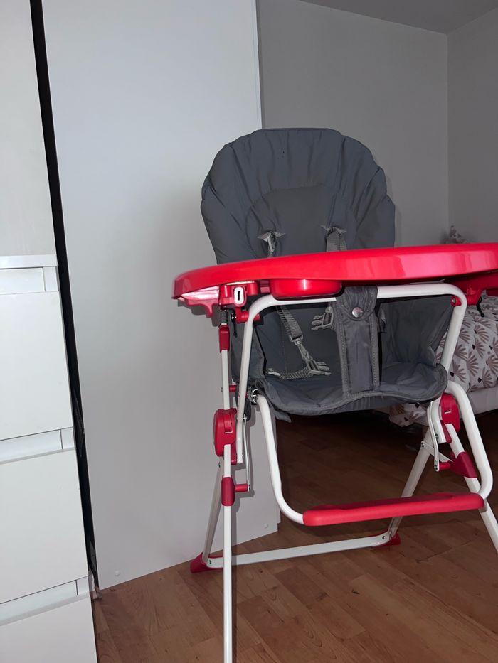 Chaise haute pour bébé - photo numéro 1