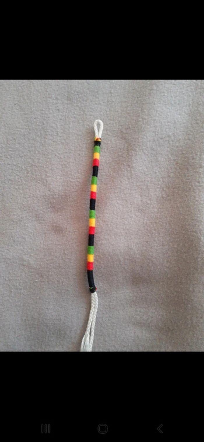 Bracelet type atéba.  Couleur "rasta"