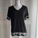 T-shirt noir avec strass en bas et sur les bras