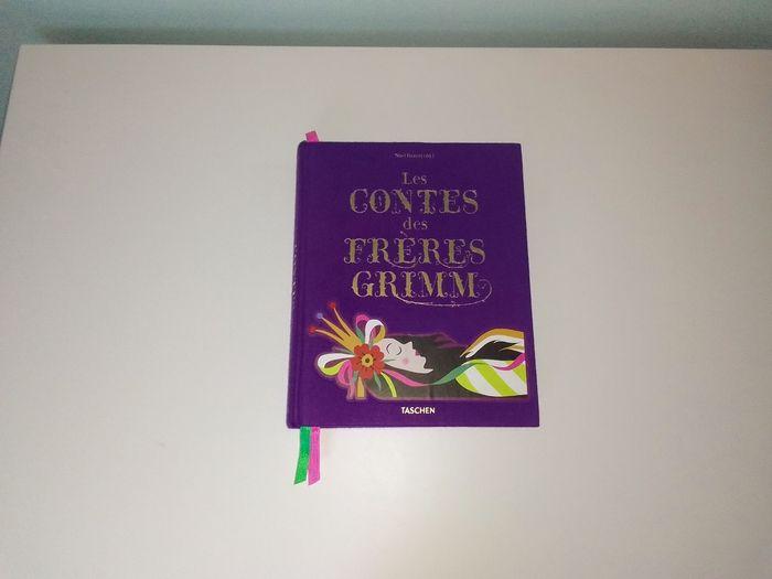 Livre "Les contes des frères Grimm" - photo numéro 1