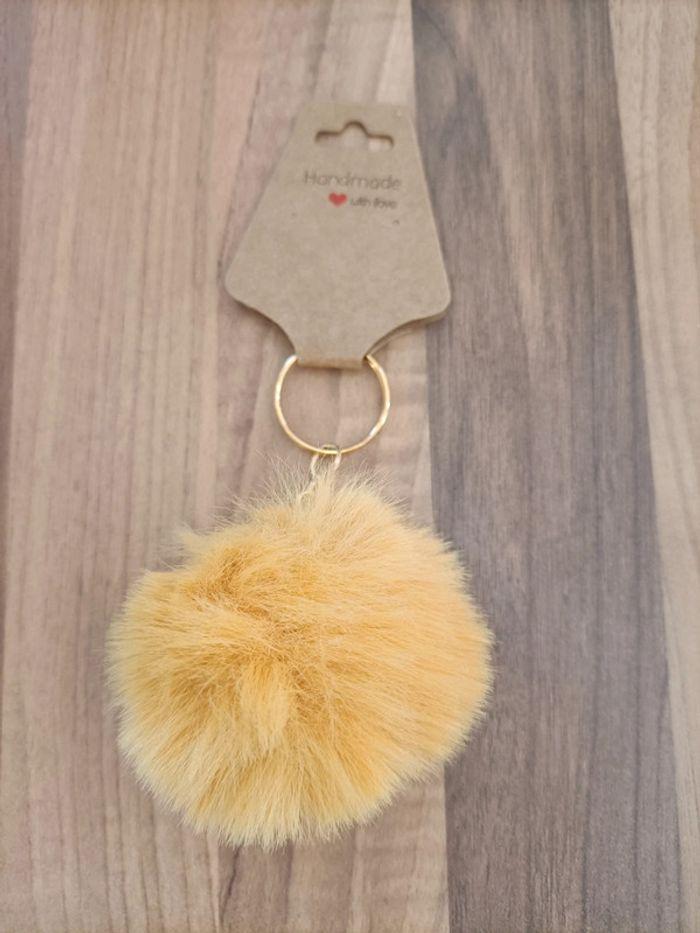 Porte clé neuf pompom moutarde à offrir - photo numéro 1