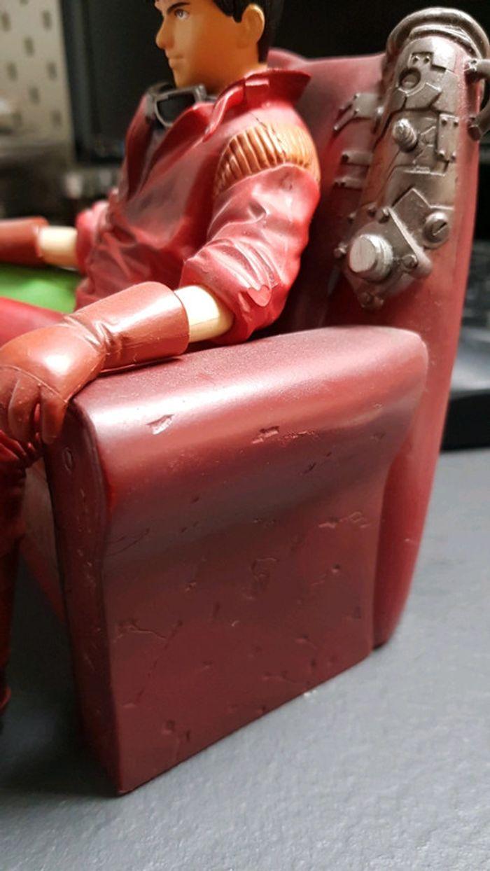 Figurine Akira Kaneda assis dans un fauteuil - photo numéro 5