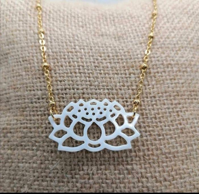 Collier lotus