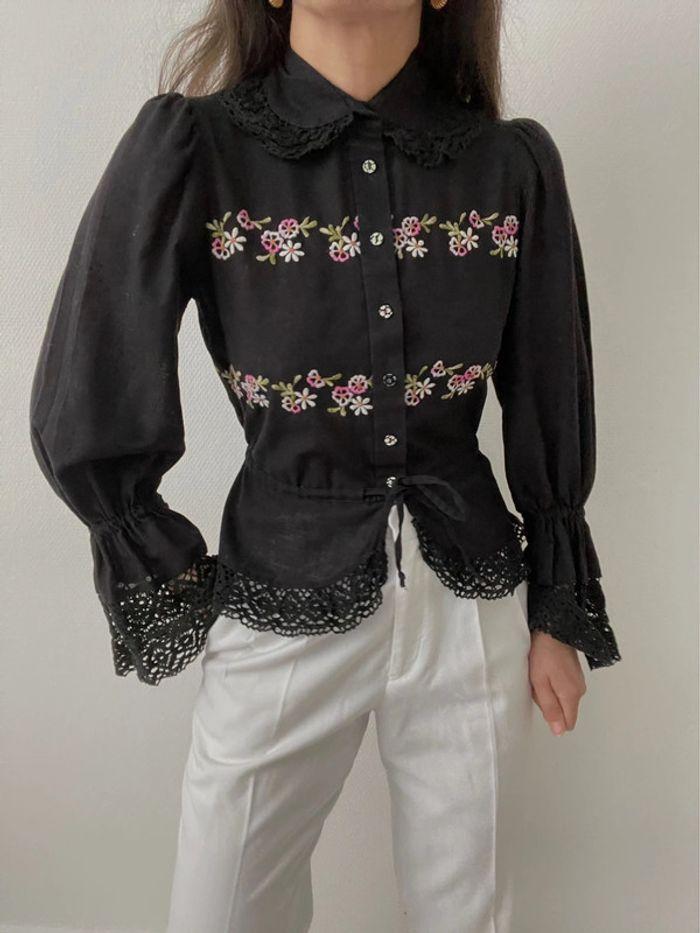 Blouse noire à broderie florale et dentelle - photo numéro 8