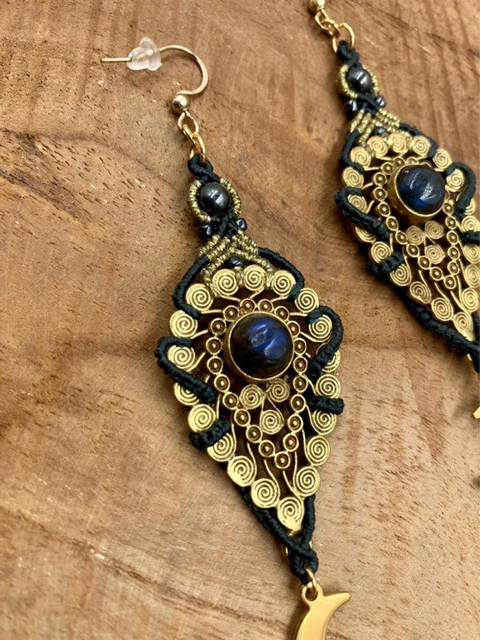 Boucles d’oreilles pendantes en macramé avec lune et pierre de Labradorite - photo numéro 2