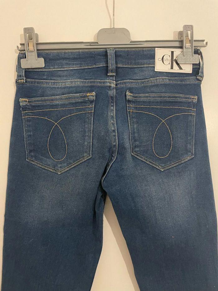 Jean bleu taille haute coupe mid rise skinny ankle neuf Calvin Klein Jeans taille W24 soit taille 34 - photo numéro 8