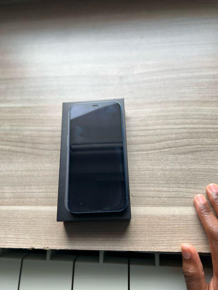 iPhone 12 en très bonne état - photo numéro 3