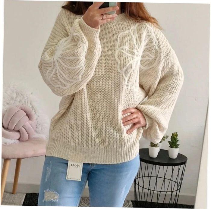 Pull en maille avec fleurs beige