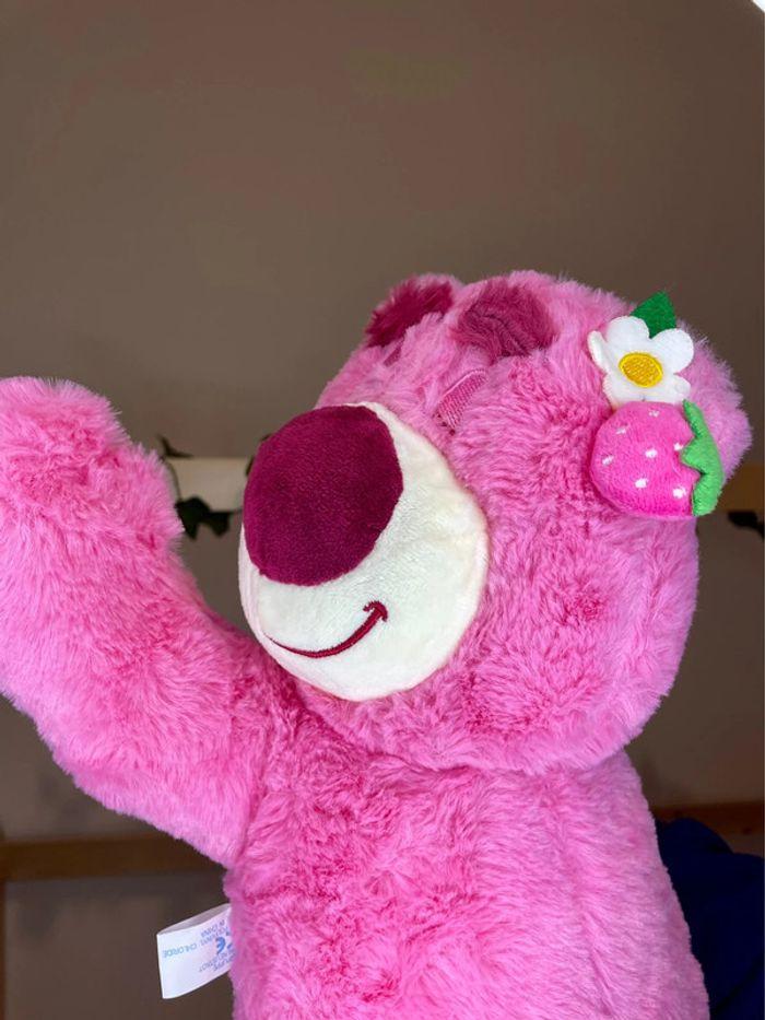 Peluche Lotso Toy Story, l’ours a la fraise endormi - photo numéro 3