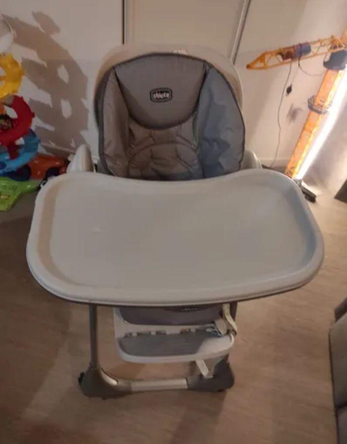 Chaise haute bébé avec table marque Chicco - photo numéro 1