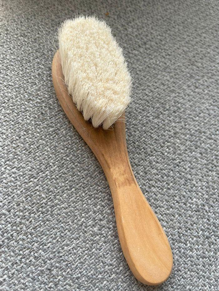 Brosse en bois et laine de chèvre pour bébé - n’a jamais servi - photo numéro 2