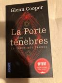 Livre la porte des ténèbres (la terre des damnés)