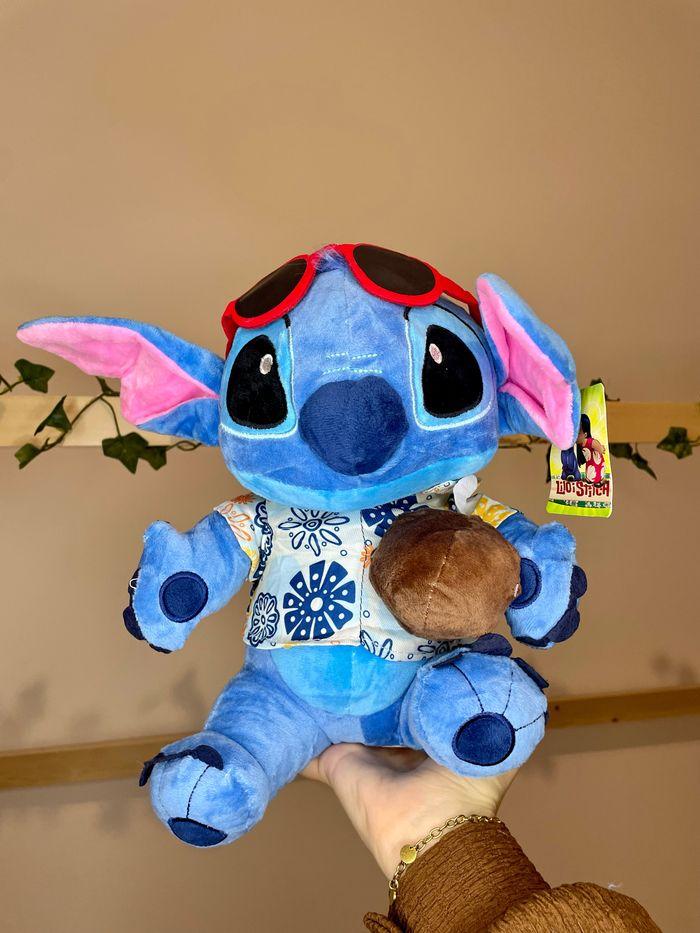 Peluche Disney Stitch en tenue de vacances - photo numéro 1