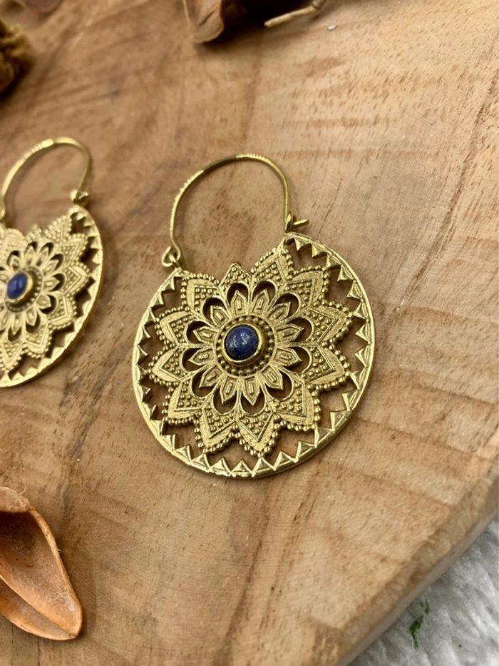 Boucles d’oreilles créoles en laiton Indien avec pierres de Lapis Lazuli - photo numéro 2