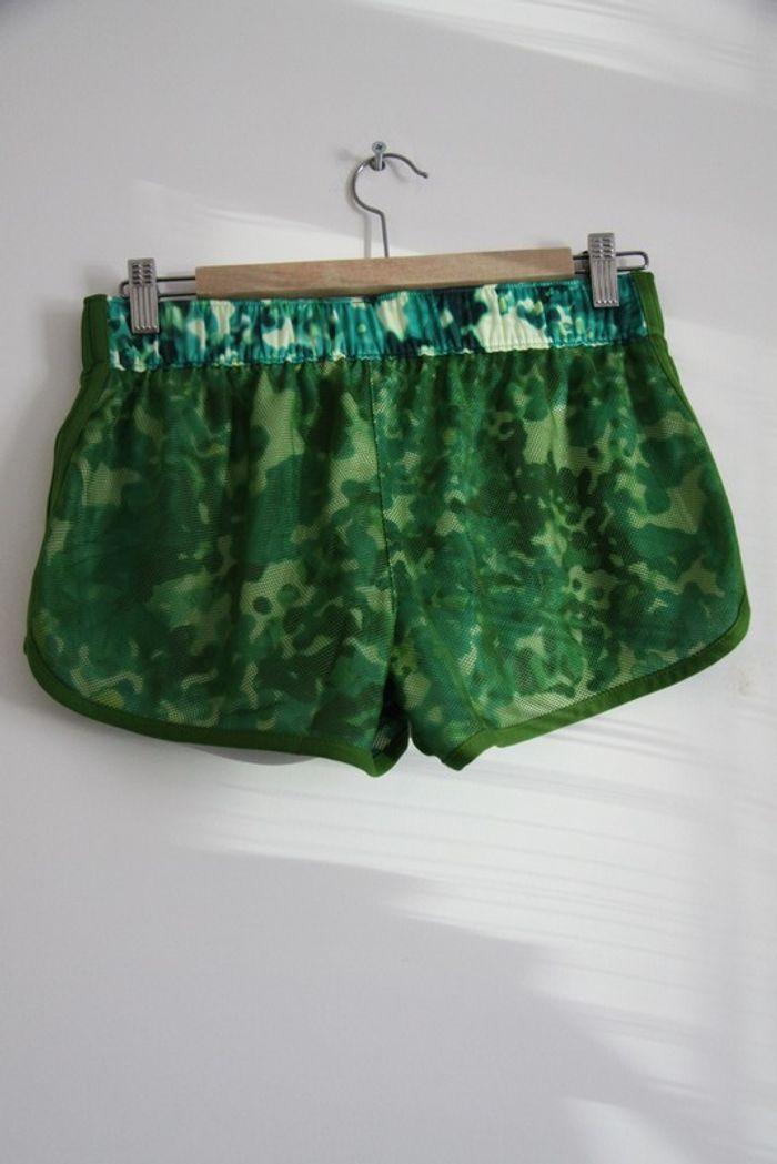 Neuf short vert Adidas motifs aquarelle recouvert de tissus mesh (filet) ton sur ton - taille S - photo numéro 2