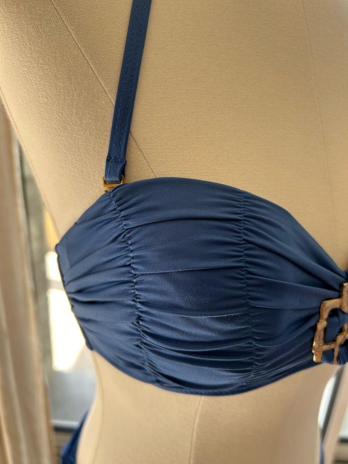 Maillot de bain 2 pièces bleu culotte ajustable et bijoux sur le soutien gorge - photo numéro 2