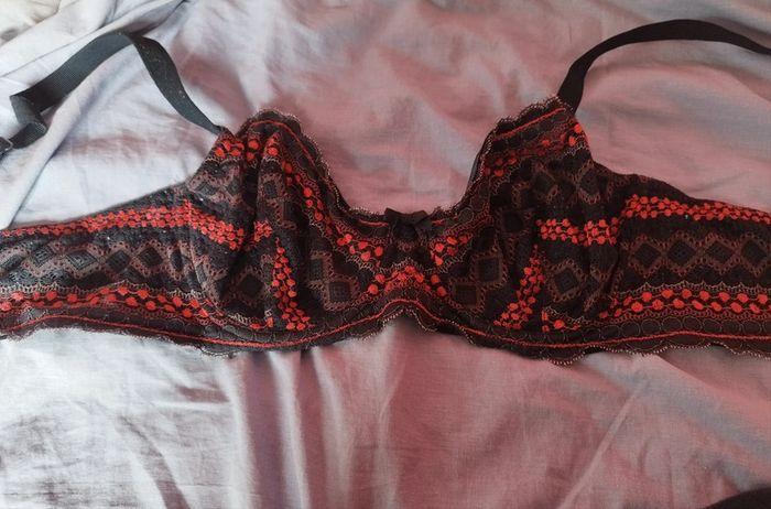 Soutien gorge noir et rouge à armatures 100 D - photo numéro 1