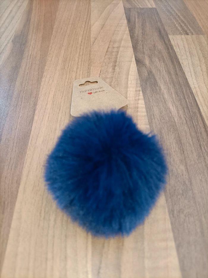 Joli porte clé neuf pompom bleu marine - photo numéro 3